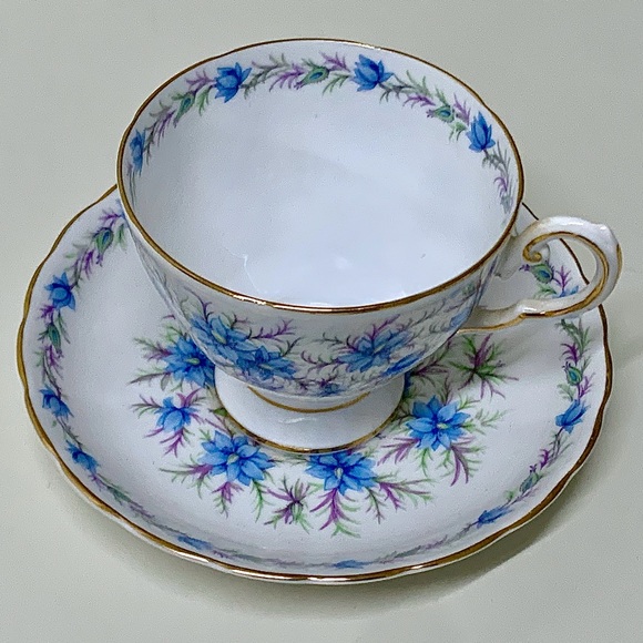Vintage Royal Tuscan LOVE IN THE MIST Blue Footed Tea Cup & Saucer Set - Picture 15 of 16